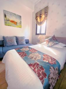 A bed or beds in a room at Gihak Homestay