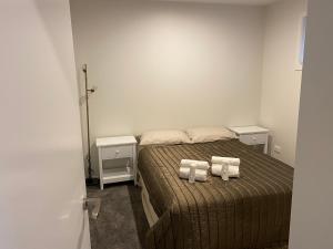 1 dormitorio con 1 cama con 2 toallas en 2 Bedroom Unit in Queenstown, en Frankton