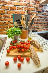 Boho House 3 in camp Terme Catez في كاتيز أوب سافي: مجموعة من الطماطم والخبز على لوحة التقطيع