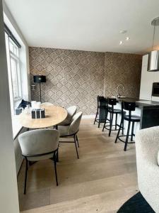 - une salle à manger avec une table et des chaises dans l'établissement Stylish apartment @ city centre, à Rotterdam