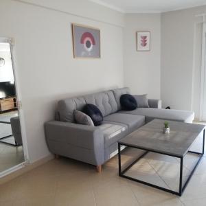 uma sala de estar com um sofá e uma mesa em Fanari Apartment em Fanárion
