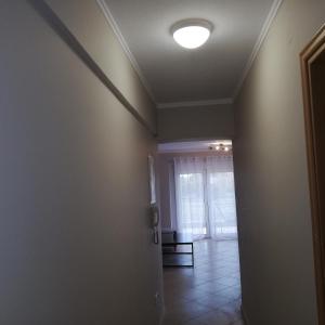 um quarto vazio com uma luz de tecto e um corredor em Fanari Apartment em Fanárion