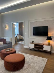 uma sala de estar com um sofá e uma televisão em Visit Debrecen 3 Apartman em Debrecen