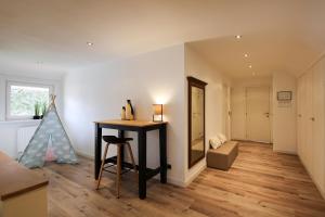 Zimmer mit Schminktisch und Spiegel in der Unterkunft Villa De Strandjutter in Nieuwpoort