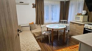 A kitchen or kitchenette at Guest House By The River