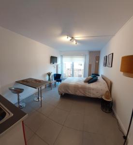 une chambre avec un lit et une table dans une pièce dans l'établissement studio vieille ville, à Nancy