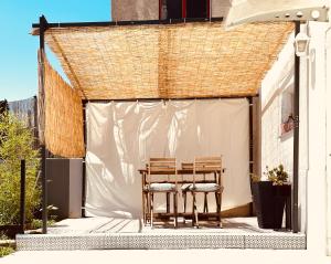 un patio con una mesa y 2 sillas bajo una tienda de campaña en Holiday Home Štalica, en Vozilići