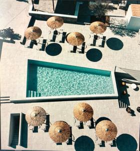 una vista sul tetto di una piscina con ombrelloni di ALIRENE MYKONOS a Panormos - Mykonos