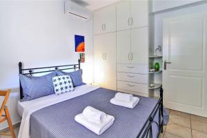 sypialnia z łóżkiem i dwoma ręcznikami na nim w obiekcie Beautiful Villa with swimming pool near Nafplion w mieście Metókhion +37 zdjęć