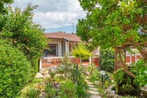 un jardín frente a una casa con árboles en Historic Luxury Villa en Terracina