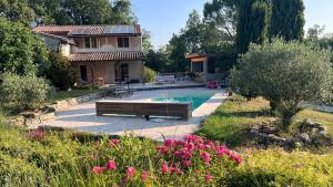 Bazén v ubytování Maison privée style provençal nebo v jeho okolí