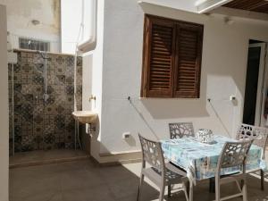 a dining room with a table and chairs at Casa dei mulini in Favignana