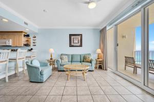 uma sala de estar com um sofá e uma mesa em Boardwalk 1209 em Panama City Beach