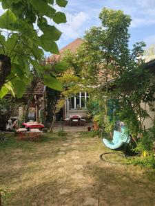 un patio con una casa con una manguera en Le Clos du Moulin Dijon, avec son jardin calme et romantique, la campagne à la ville en Dijon