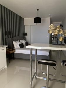 Villa Hvar في إيفان دولاس: غرفة نوم بسرير وطاولة بيضاء ومقعد