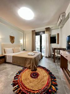 una camera con un letto e un tappeto sul pavimento di Nikiti Holidays a Nikiti