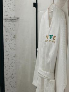 uma camisola branca num manequim numa vitrine em Five Hotel em Astana