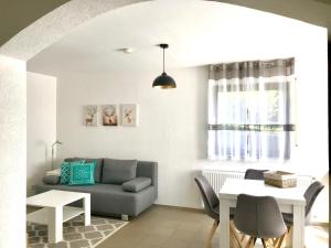 una sala de estar con un sofá y una mesa en Ferienapartment Laufen an der Eyach, en Albstadt