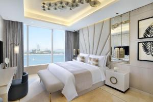 迪拜The St. Regis Dubai, The Palm的一间卧室，配有一张大床和一扇大窗户。