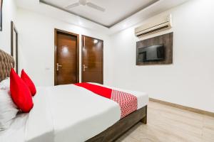 Tempat tidur dalam kamar di OYO 72284 Premium Rooms Chhatarpur