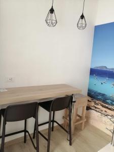 ファヴィニャーナにあるCasa dei Muliniのダイニングルーム(木製テーブル、椅子2脚付)