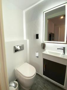Koupelna v ubytování Citizen Suites