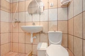 a bathroom with a toilet and a sink at Pokoje gościnne Jędruś in Mielno