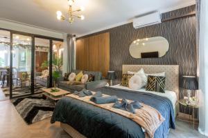 - une chambre avec un lit et un salon dans l'établissement Stylish Quentin Apartment in the King Street, à Budapest