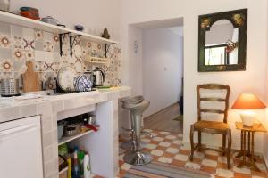 eine Küche mit einer Theke und einem Stuhl in einem Zimmer in der Unterkunft Nomad Sud Studios in Town Center in Cahul
