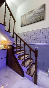 波佐利的住宿－Elina’s Puteoli House，一座房子里紫色灯光的楼梯
