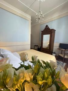 キウージにあるResidenza Dei Ricciのベッドルーム1室(前面に黄色い花のベッド1台付)