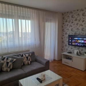 un soggiorno con divano e TV a schermo piatto di On Top 21 a Bijeljina