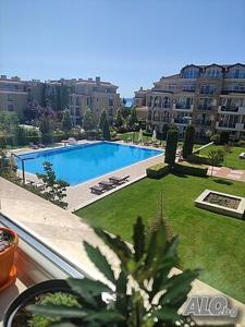 Blick auf einen Swimmingpool in einem Gebäude in der Unterkunft Apartments Atia Resort in Tschernomorez