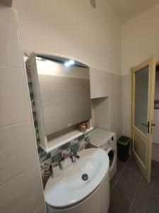 uma casa de banho com um lavatório branco e um espelho. em Casa J em Como
