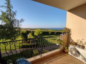 ein Balkon mit Blick auf das Meer in der Unterkunft Apartments Atia Resort in Tschernomorez