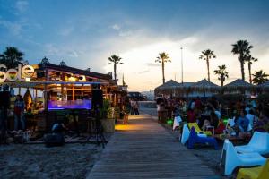 un bar sulla spiaggia con persone sedute sulle sedie di Villa Holiday a Castellón de la Plana