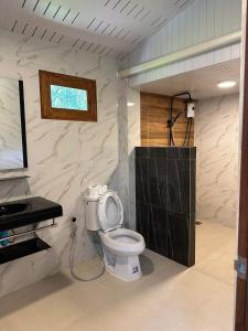 ein Bad mit einem WC und einem Waschbecken in der Unterkunft Buddha Raksa in Thong Nai Pan Yai