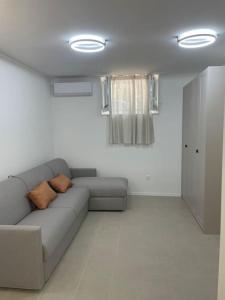 ein Wohnzimmer mit einem Sofa und einem Fenster in der Unterkunft Apartman Martinac in Split