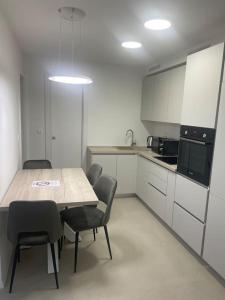 eine Küche mit einem Tisch und Stühlen im Zimmer in der Unterkunft Apartman Martinac in Split