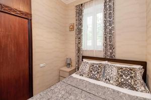 Un dormitorio con una cama y una ventana en Apartment Data, en Tiflis