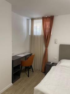 ein Hotelzimmer mit einem Schreibtisch und einem Bett in der Unterkunft Apartman Martinac in Split