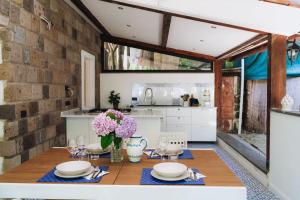 - une cuisine et une salle à manger avec une table et des chaises dans l'établissement Villa Lory, à Sorrente