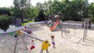 Ο χώρος παιχνιδιού για παιδιά στο camping haipenée
