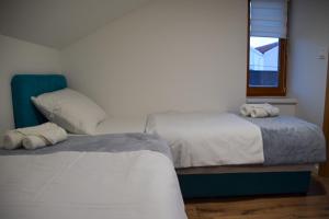 twee bedden naast elkaar in een slaapkamer bij Apartmani Dina 2 in Posedarje