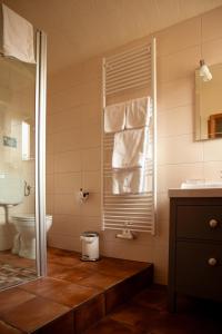 bagno con servizi igienici e finestra con asciugamani di An den Elbwiesen Gästezimmer "Weißstorch" Nur Nichtraucher a Greudnitz