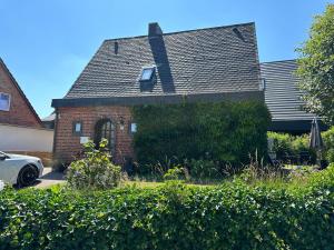 uma casa com uma hera a crescer ao lado dela em Haus-Inken-Maria-Ost em Westerland