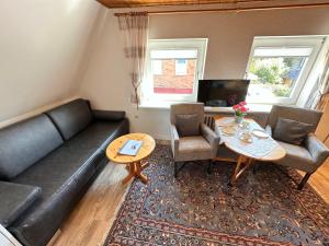 - un salon avec un canapé et une table dans l'établissement Haus-Inken-Maria-Ost, à Westerland