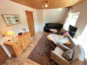 uma sala de estar com um sofá e uma mesa em Haus-Inken-Maria-Ost em Westerland