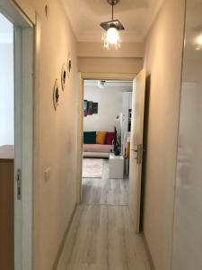 un couloir menant à un salon avec un canapé dans l'établissement Denize 5 dakika, à Alanya