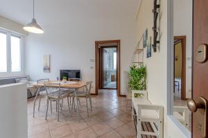a kitchen and dining room with a table and chairs at Shakira Apartments in Parma
